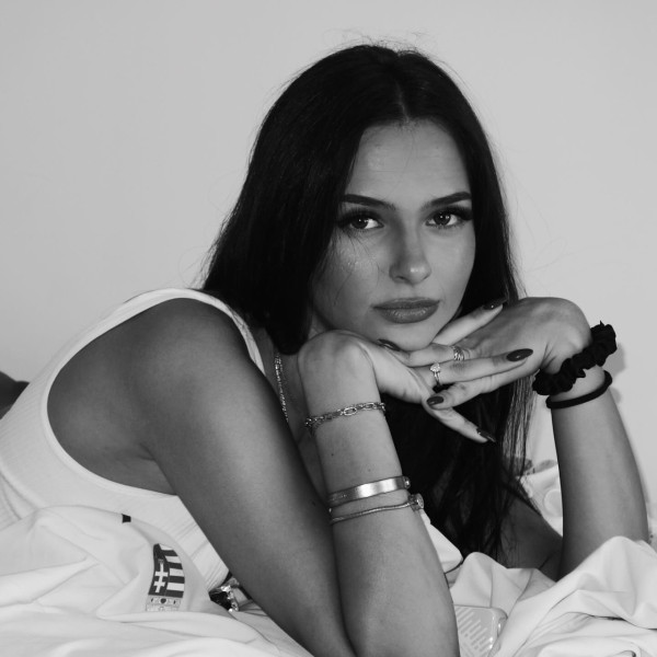 巴黎奧運｜21歲劍擊女將脫面罩一刻瘋傳！驚人美貌生活照曝光 