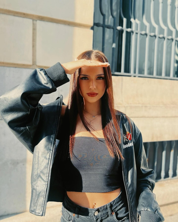 巴黎奧運｜21歲劍擊女將脫面罩一刻瘋傳！驚人美貌生活照曝光 