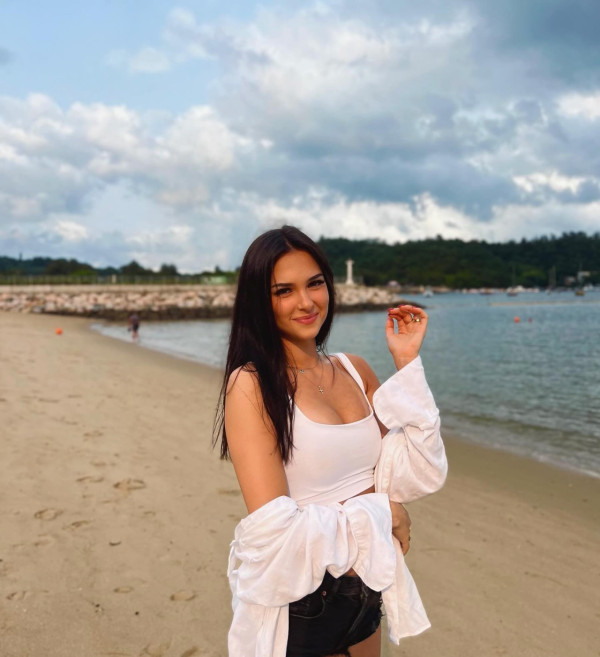 巴黎奧運｜21歲劍擊女將脫面罩一刻瘋傳！驚人美貌生活照曝光 