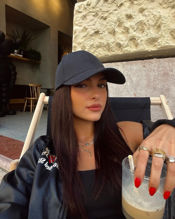 巴黎奧運｜21歲劍擊女將脫面罩一刻瘋傳！驚人美貌生活照曝光 