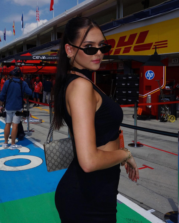 巴黎奧運｜21歲劍擊女將脫面罩一刻瘋傳！驚人美貌生活照曝光 