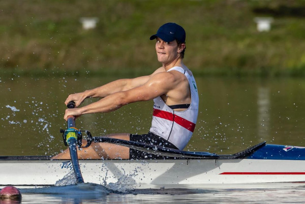 巴黎奧運｜26歲iBanker靠每日凌晨練習賽艇奪金 LinkedIn簡介：分析師兼奧運冠軍 