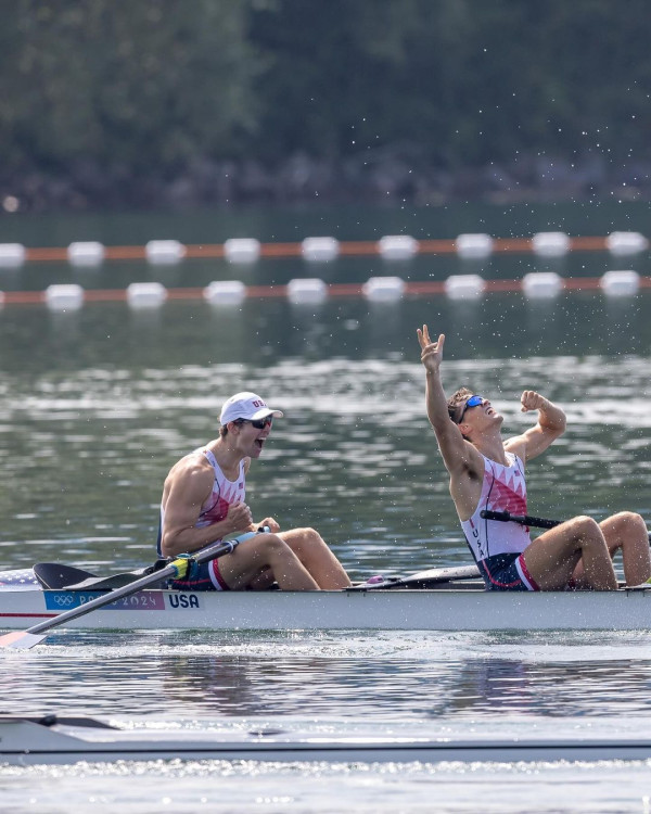 巴黎奧運｜26歲iBanker靠每日凌晨練習賽艇奪金 LinkedIn簡介：分析師兼奧運冠軍 