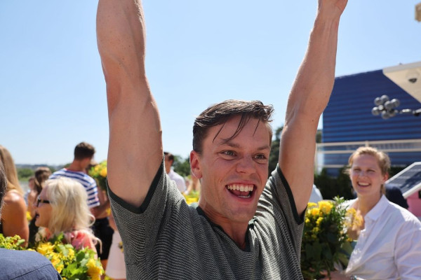 巴黎奧運｜26歲iBanker靠每日凌晨練習賽艇奪金 LinkedIn簡介：分析師兼奧運冠軍 