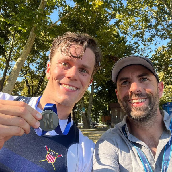 巴黎奧運｜26歲iBanker靠每日凌晨練習賽艇奪金 LinkedIn簡介：分析師兼奧運冠軍 