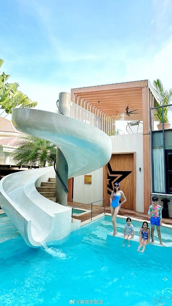 陳浩民老婆西班牙曬泳裝大解放 網友讚蔣麗莎身形弗爆 完全唔似生過4個！ 