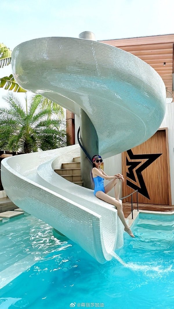 陳浩民老婆西班牙曬泳裝大解放 網友讚蔣麗莎身形弗爆 完全唔似生過4個！ 