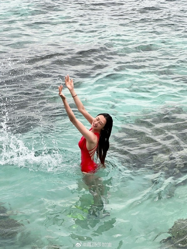 陳浩民老婆西班牙曬泳裝大解放 網友讚蔣麗莎身形弗爆 完全唔似生過4個！ 