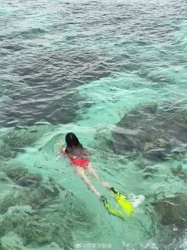 陳浩民老婆西班牙曬泳裝大解放 網友讚蔣麗莎身形弗爆 完全唔似生過4個！ 