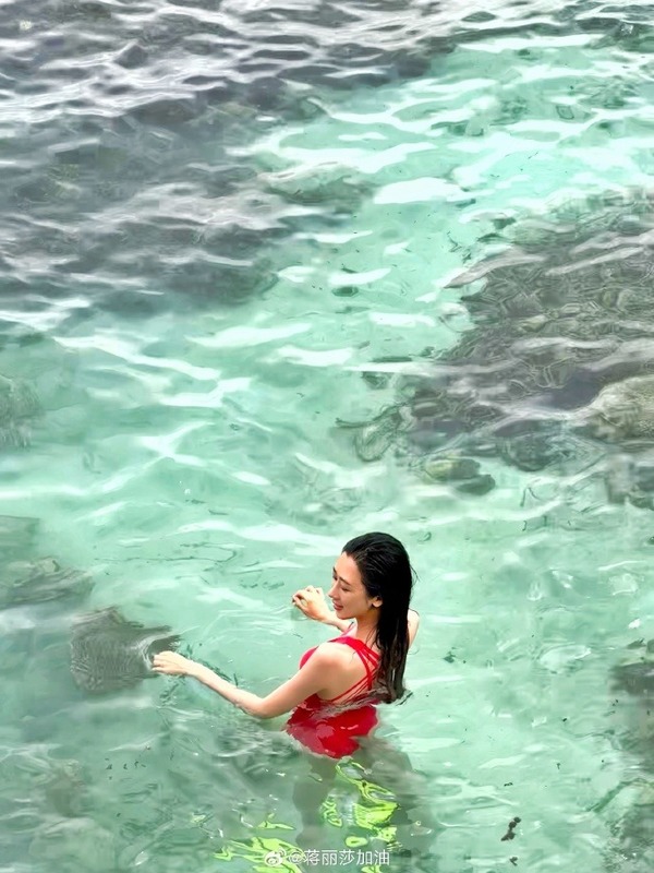 陳浩民老婆西班牙曬泳裝大解放 網友讚蔣麗莎身形弗爆 完全唔似生過4個！ 