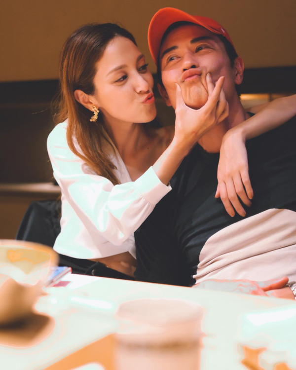 陳凱琳鄭嘉穎帶3個囝囝去泰國!著全紅色家庭裝勁溫馨!