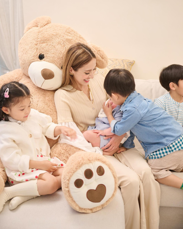 陳凱琳鄭嘉穎帶3個囝囝去泰國!著全紅色家庭裝勁溫馨!