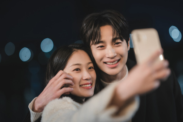 天蠍座男生10大性格特質:分析天蠍男喜歡你的行為、愛情攻略、優缺點(圖片來源:韓劇《背著善宰跑》劇照)