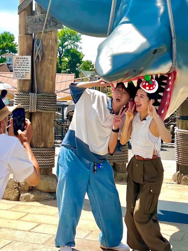 唐詩詠與「翻版洪天明」現身日本環球影城，被影到戴情侶公仔頭飾打卡。