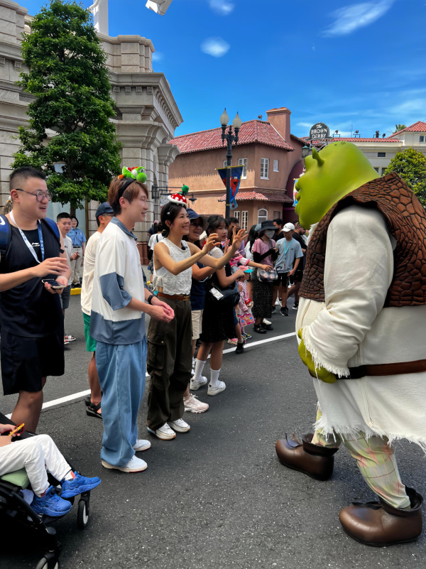 唐詩詠與「翻版洪天明」現身日本環球影城，被影到戴情侶公仔頭飾打卡。