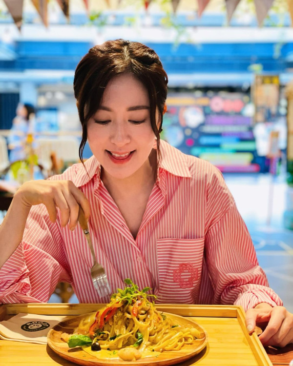 唐詩詠與「翻版洪天明」遊USJ 戴情侶頭箍展露甜笑！親回網民祝福新戀情疑雲 