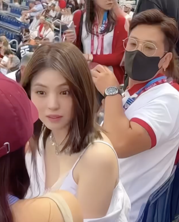 韓韶禧到巴黎鐵塔下觀賞沙灘排球的賽事