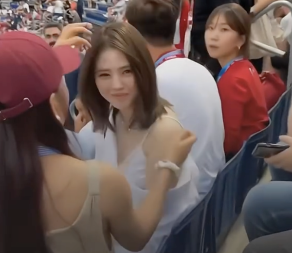 韓韶禧到巴黎鐵塔下觀賞沙灘排球的賽事