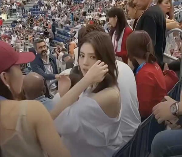 韓韶禧到巴黎鐵塔下觀賞沙灘排球的賽事