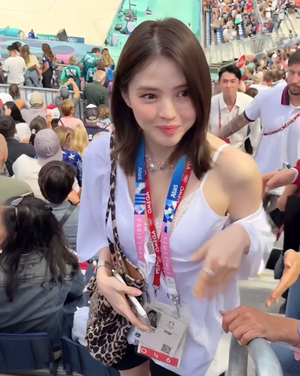 韓韶禧到巴黎鐵塔下觀賞沙灘排球的賽事