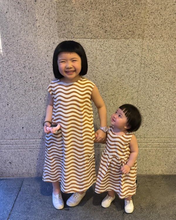 6歲Lucy韓國旅行著泳裝自信曬肚腩仔 被媽咪「出賣」出浴照引網友熱議