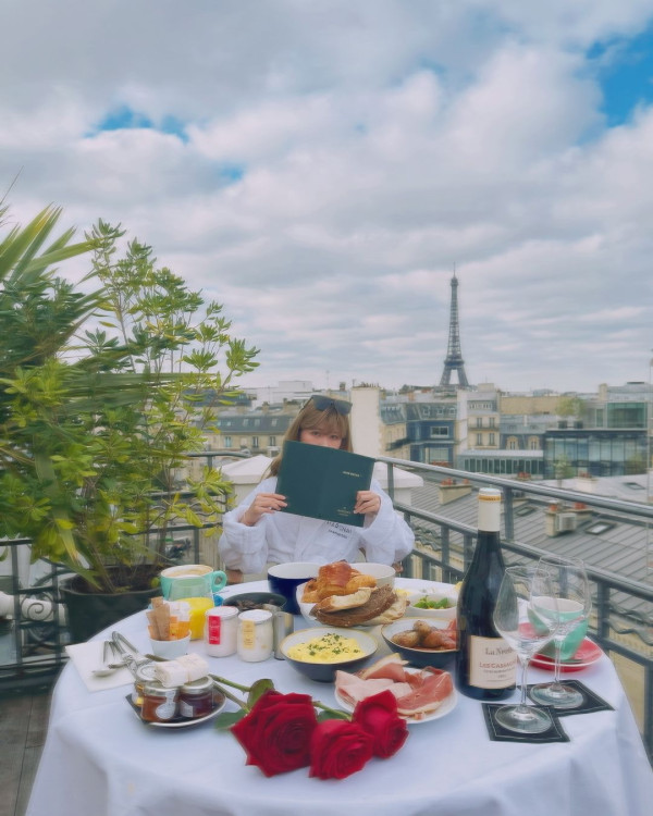 張家朗孖法籍女友蜜遊沖繩 曬石垣島打卡合照罕有放閃 