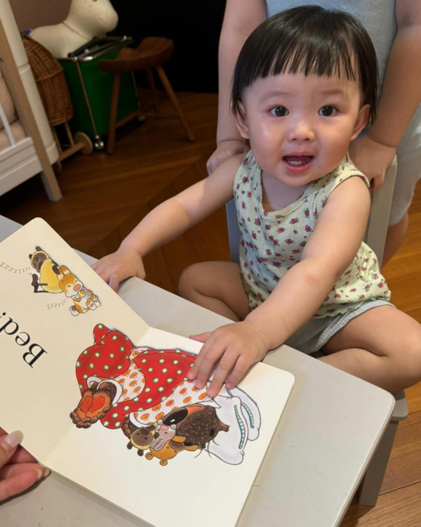 6歲Lucy韓國旅行著泳裝自信曬肚腩仔 被媽咪「出賣」出浴照引網友熱議