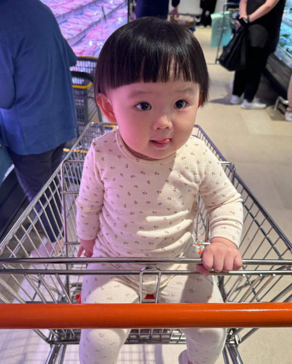 6歲Lucy韓國旅行著泳裝自信曬肚腩仔 被媽咪「出賣」出浴照引網友熱議