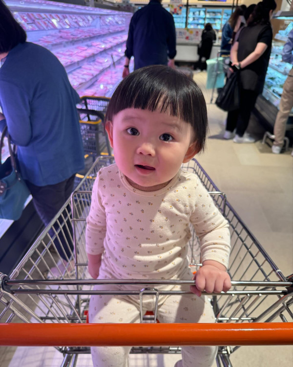 6歲Lucy韓國旅行著泳裝自信曬肚腩仔 被媽咪「出賣」出浴照引網友熱議