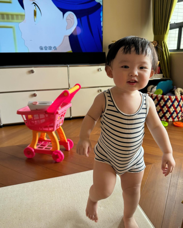 6歲Lucy韓國旅行著泳裝自信曬肚腩仔 被媽咪「出賣」出浴照引網友熱議