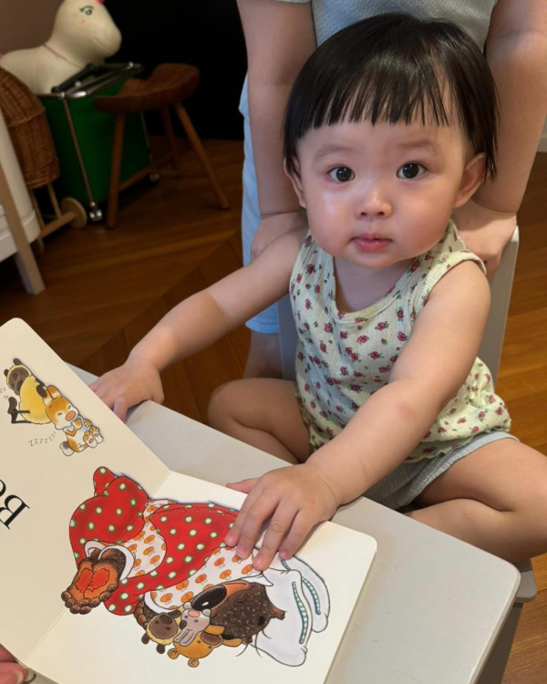 6歲Lucy韓國旅行著泳裝自信曬肚腩仔 被媽咪「出賣」出浴照引網友熱議