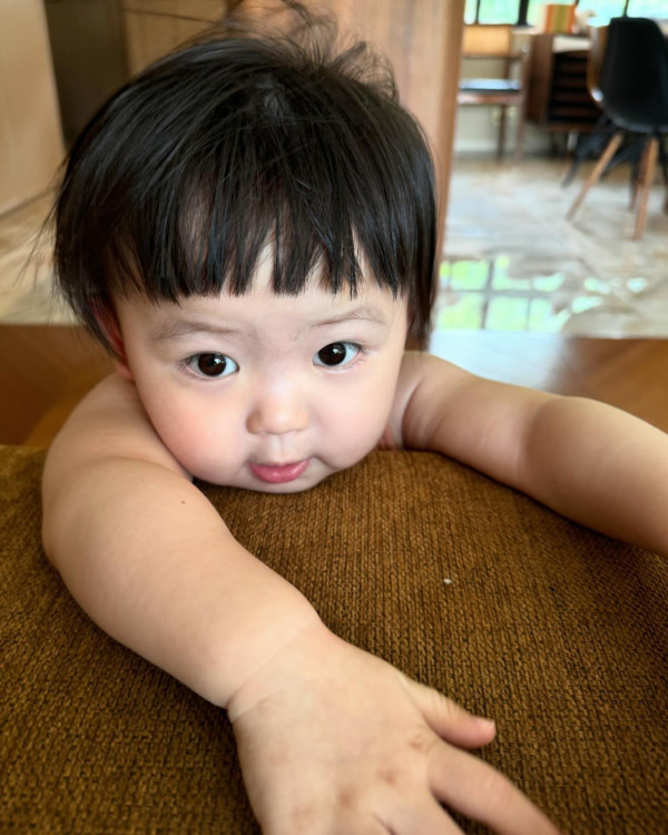 6歲Lucy韓國旅行著泳裝自信曬肚腩仔 被媽咪「出賣」出浴照引網友熱議