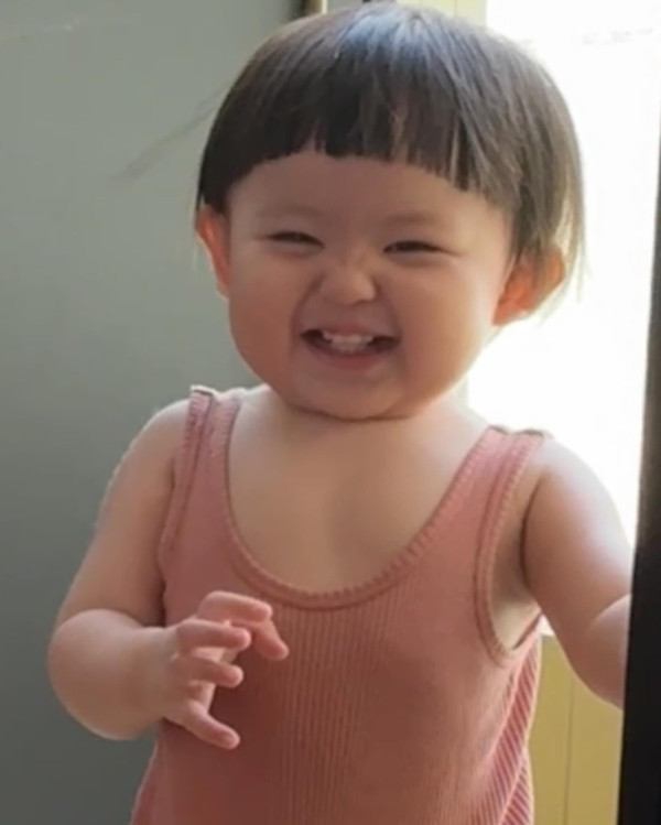 6歲Lucy韓國旅行著泳裝自信曬肚腩仔 被媽咪「出賣」出浴照引網友熱議