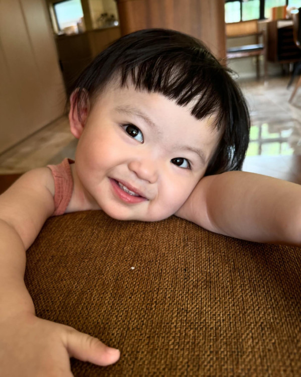 6歲Lucy韓國旅行著泳裝自信曬肚腩仔 被媽咪「出賣」出浴照引網友熱議