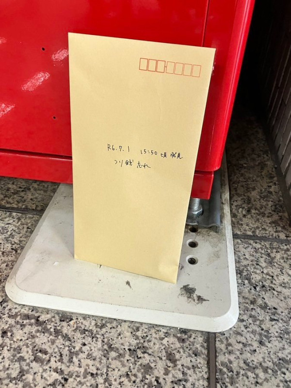 日本自動販賣機下藏一神秘信封！暖心真相大白惹人感動 