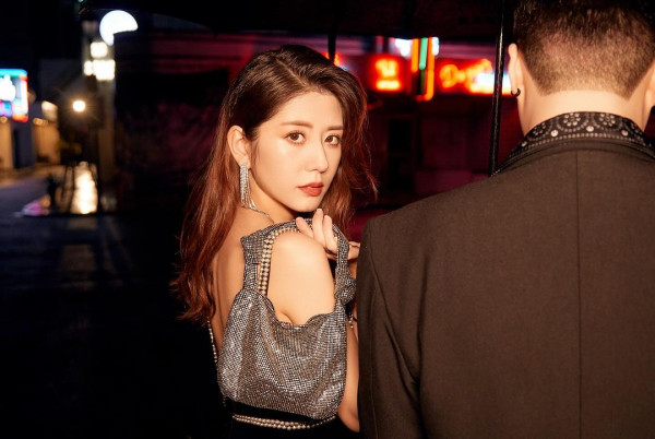 張家朗孖法籍女友蜜遊沖繩 曬石垣島打卡合照罕有放閃 