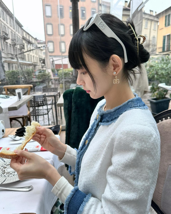 Lily Collins性感金裙現身首映禮！粉絲卻指顏值崩壞？ 