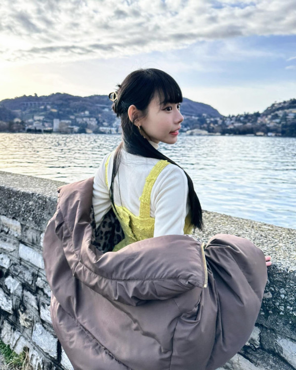 Lily Collins性感金裙現身首映禮！粉絲卻指顏值崩壞？ 