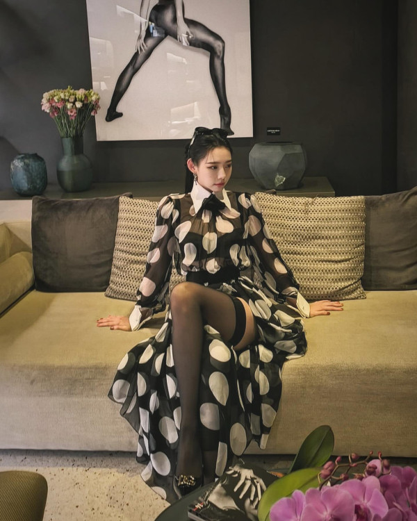 Lily Collins性感金裙現身首映禮！粉絲卻指顏值崩壞？ 