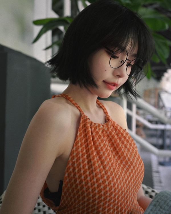 Lily Collins性感金裙現身首映禮！粉絲卻指顏值崩壞？ 