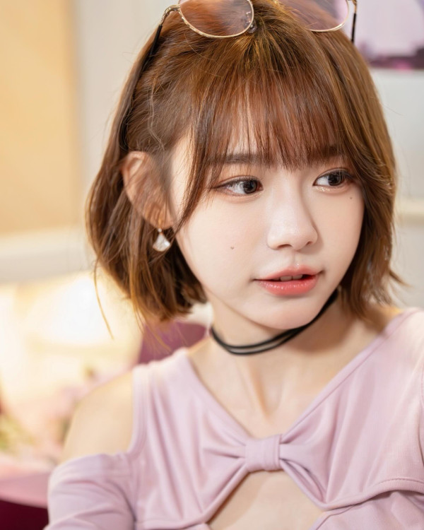 Lily Collins性感金裙現身首映禮！粉絲卻指顏值崩壞？ 