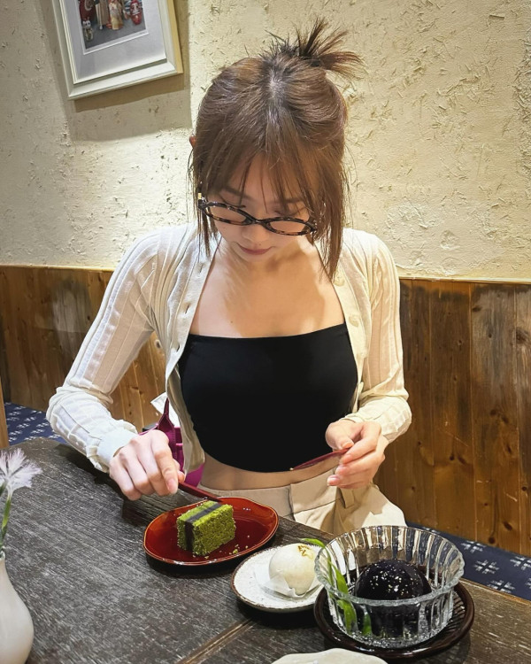 Lily Collins性感金裙現身首映禮！粉絲卻指顏值崩壞？ 