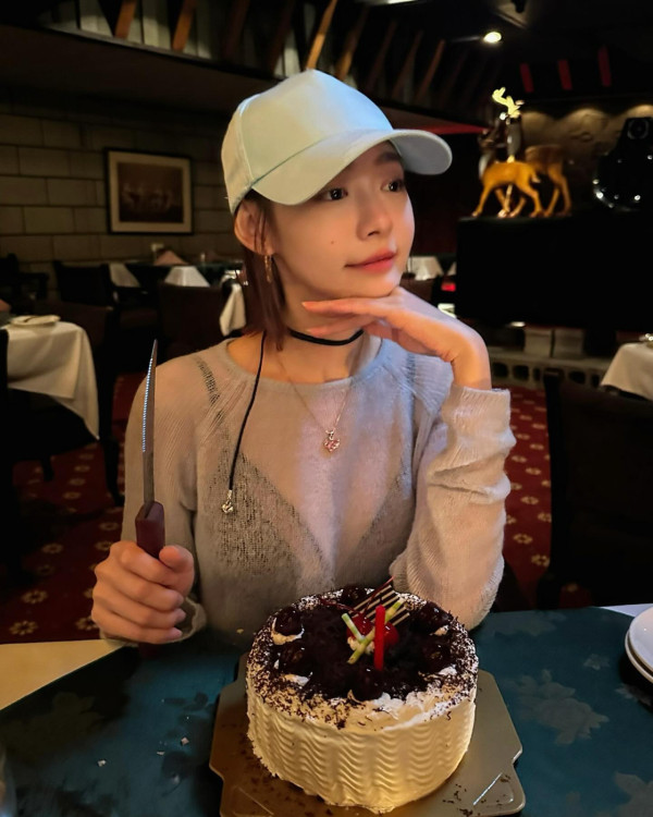 Lily Collins性感金裙現身首映禮！粉絲卻指顏值崩壞？ 