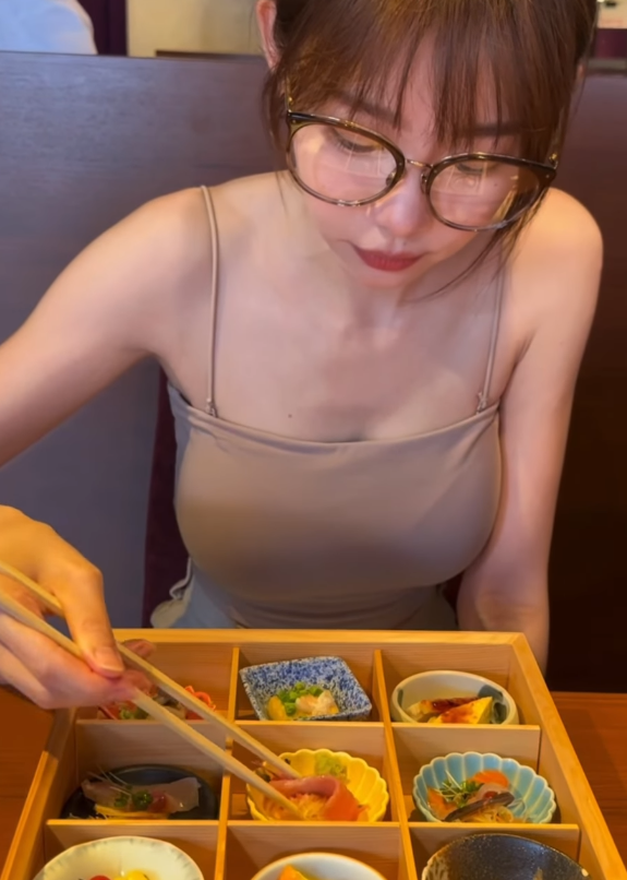 林明禎著掛頸式貼身旗袍拜年馬力全開!近鏡驚見上圍逼爆窒息感震撼大腦