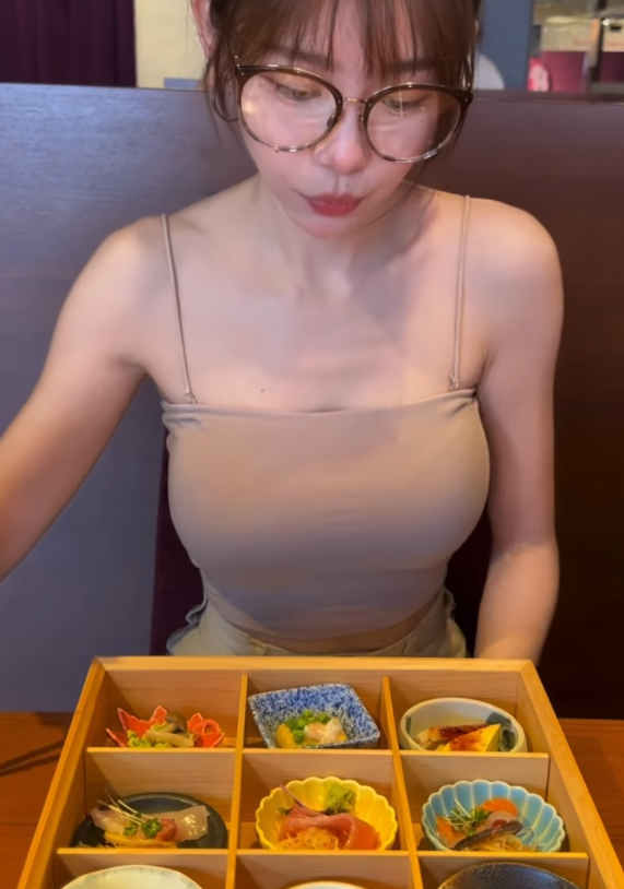 Lily Collins性感金裙現身首映禮！粉絲卻指顏值崩壞？ 