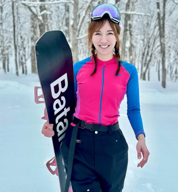 TVB女主持深圳衝浪泳裝曬長腿 泳褲疑似「移位」惹走光疑雲 