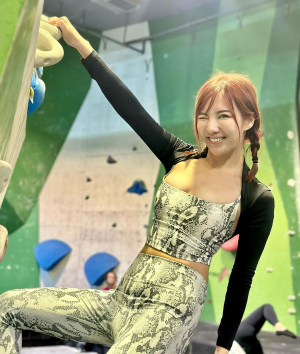 TVB女主持深圳衝浪泳裝曬長腿 泳褲疑似「移位」惹走光疑雲 