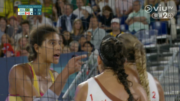 奧運女子沙排決賽兩隊起罵戰  現場播1首名曲化怒火！選手即笑兼拍手讚好 