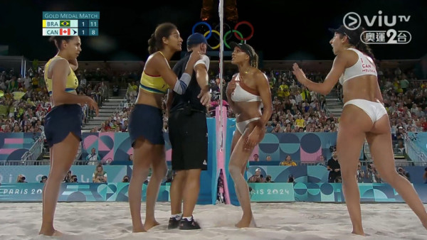 奧運女子沙排決賽兩隊起罵戰  現場播1首名曲化怒火！選手即笑兼拍手讚好 
