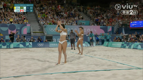 奧運女子沙排決賽兩隊起罵戰  現場播1首名曲化怒火！選手即笑兼拍手讚好 